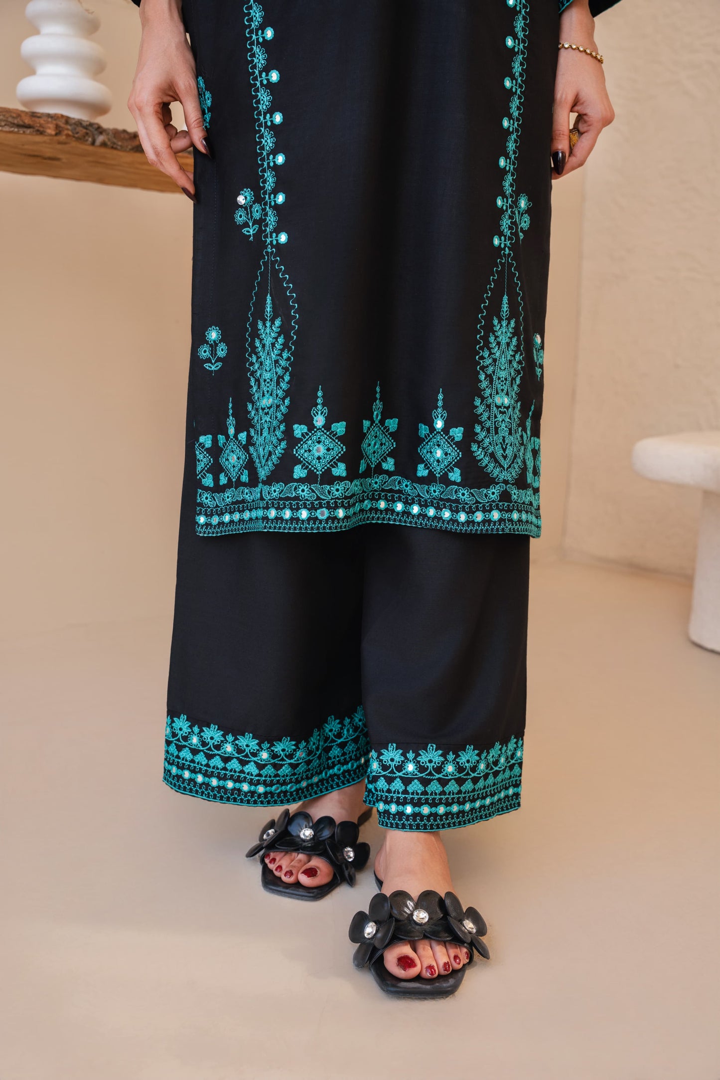 W I N T E R C O L L E C T I ON *PAK LIBAS* *SERENA EMBROIDERY 2PC (9MM WORK) Comfit Wears