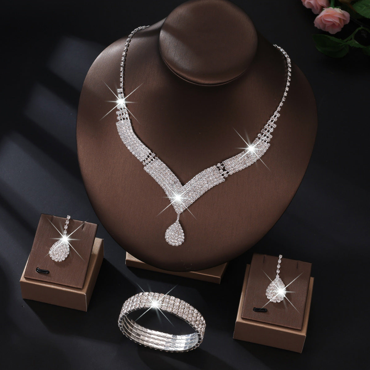 HIGH-QUALITY NECKLACE