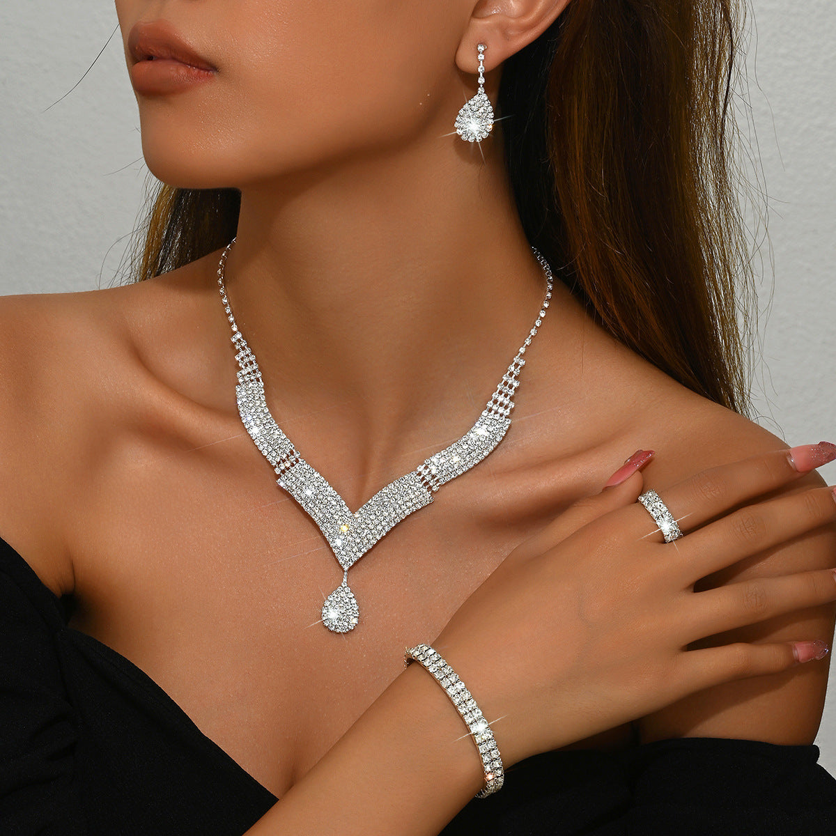 HIGH-QUALITY NECKLACE