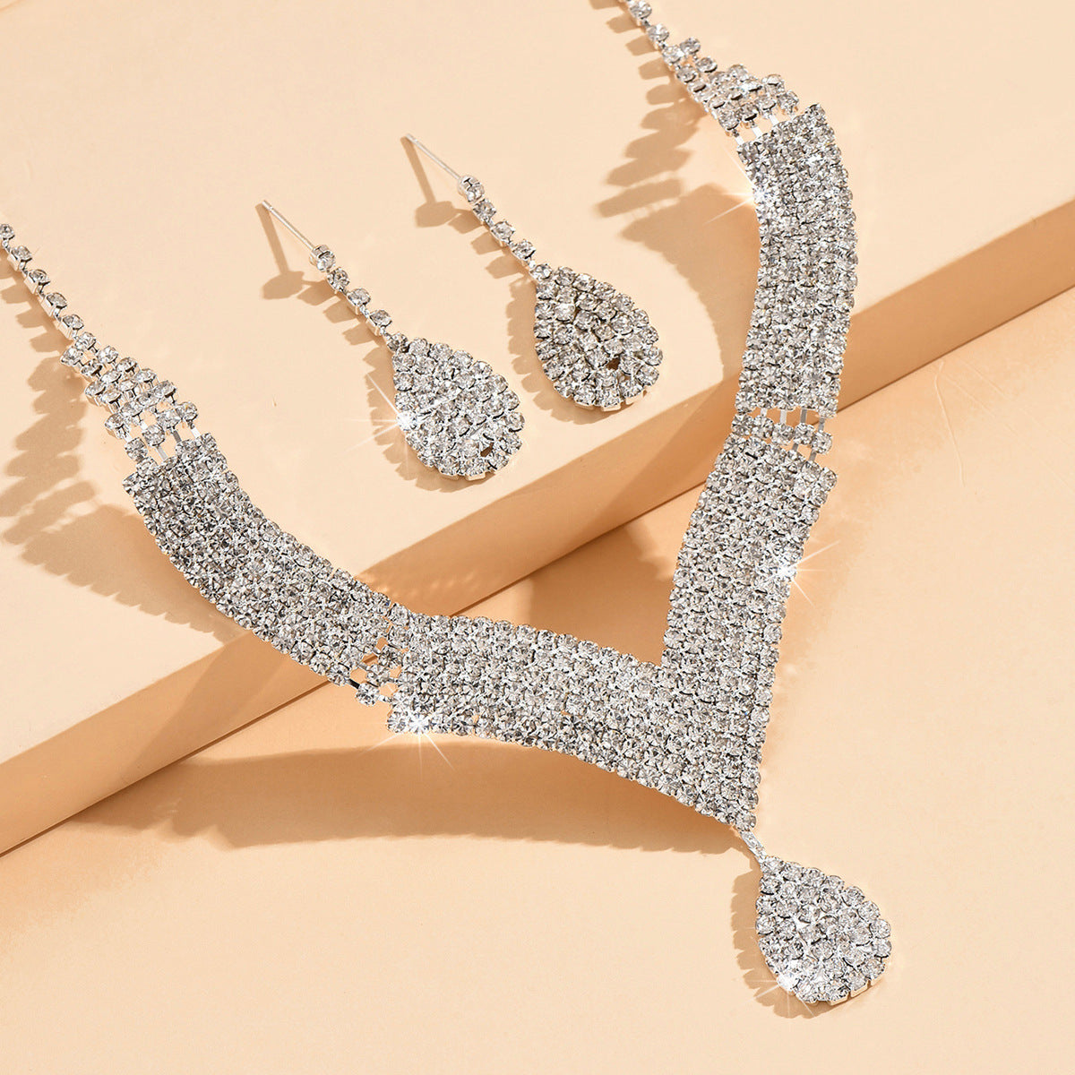 HIGH-QUALITY NECKLACE